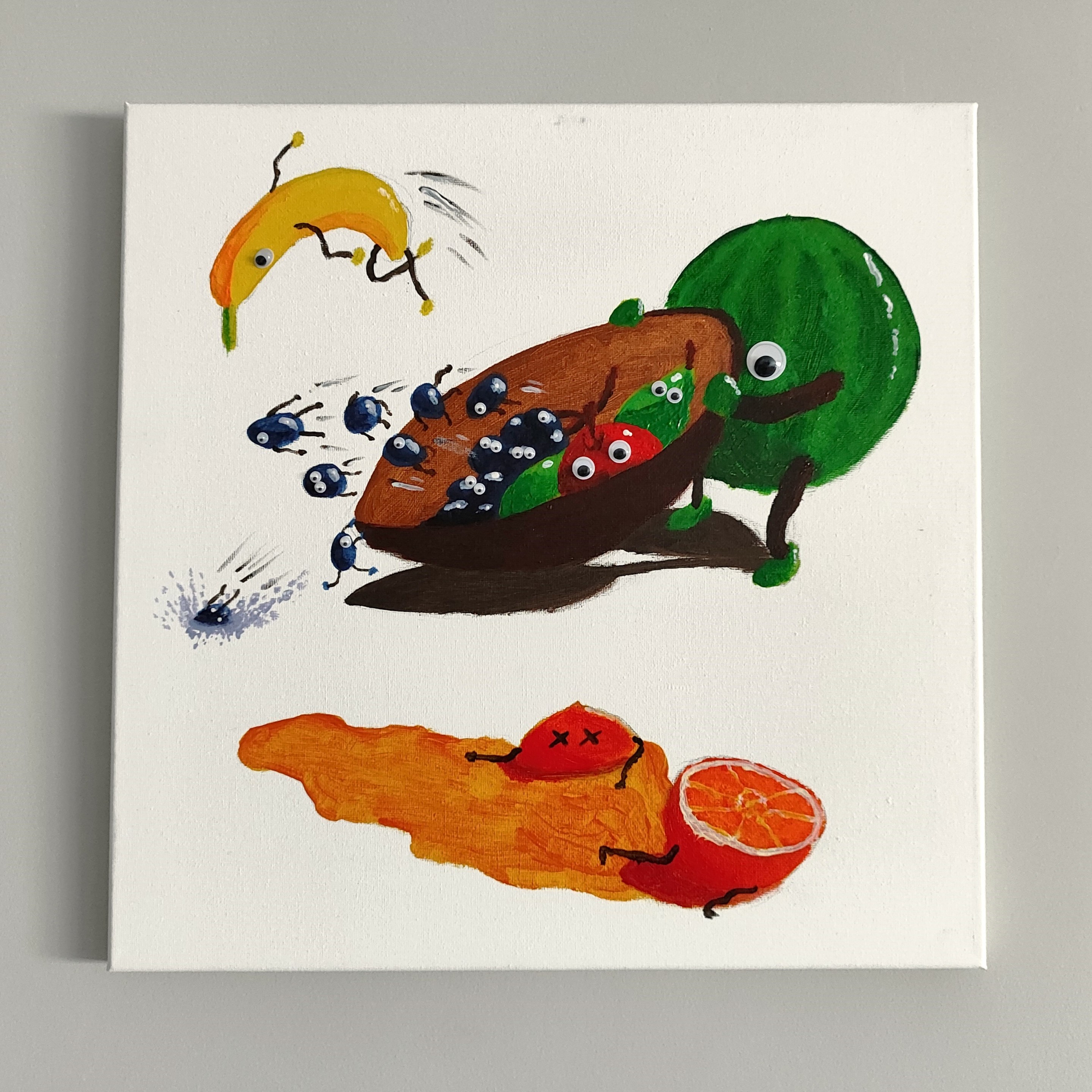 Un meló bolca un bol ple de fruites. Un plàtan i diversos grans de raïm ixen volant. Davant de la resta de fruites, trobem les dues parts d'una taronja que ha sigut partida per la meitat.