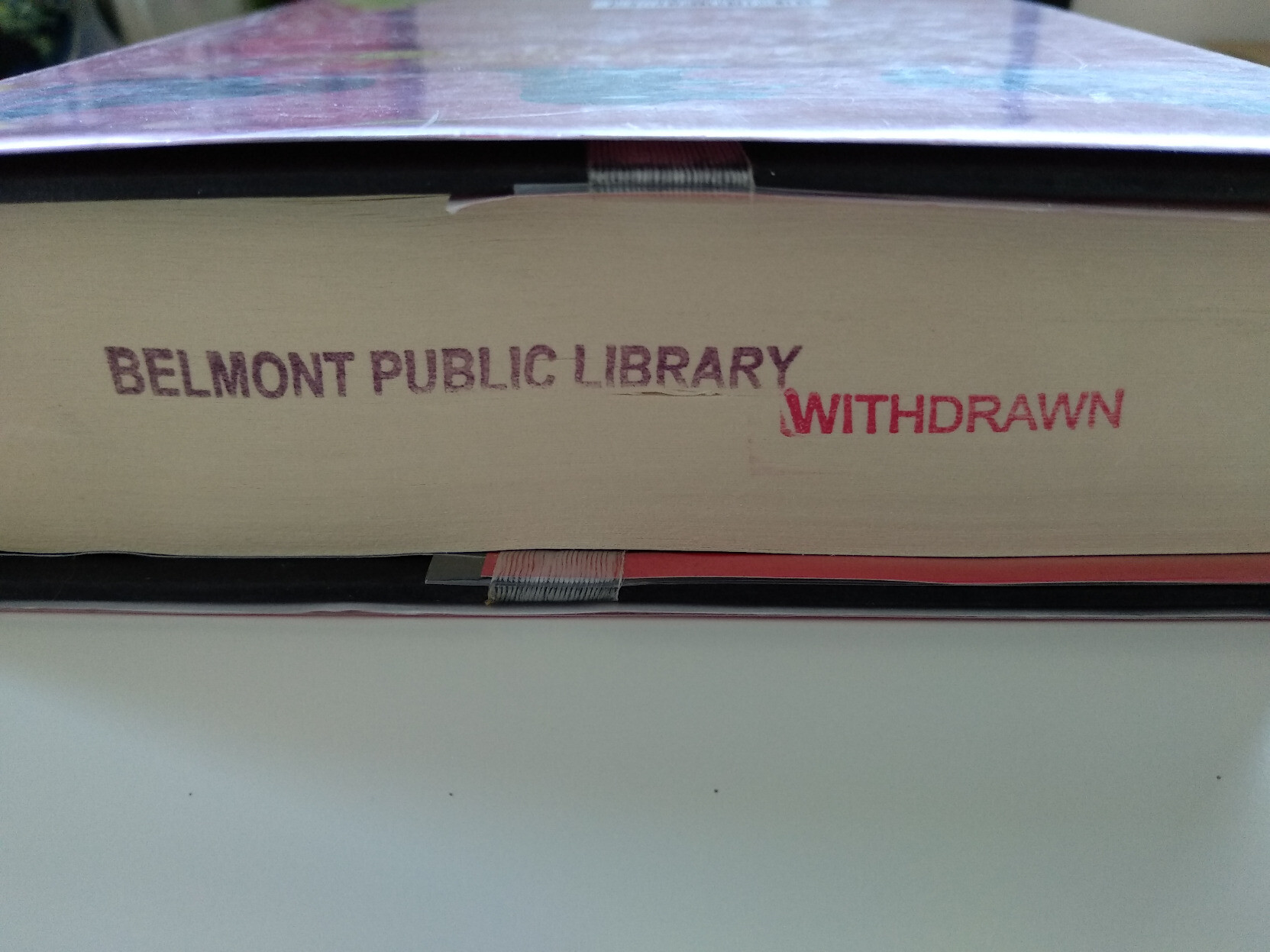 Tall del llibre Dracula versus Hitler. Té un segell de la biblioteca pública de Belmont i un altre que diu Withdrawn.