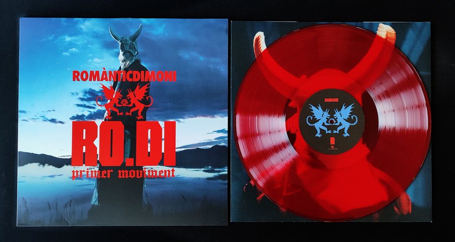 Portada i disc de vinil de l'àlbum Primer moviment del grup Romàntic Dimoni, A l'esquerra: La portada, amb una fotografia d'una figura emmascarada amb banyes davant d'un paisatge de muntanya i aigua. El text RO.DI i el títol destaquen en lletres de color vermell intens. A la dreta: El disc de vinil, que és de color roig translúcid, situat sobre la funda interior.